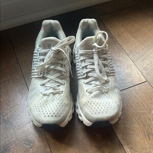 On Cloud White Athletic Running / Walking Shoes size 6.5